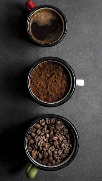 Cup of fresh raw organic coffee with beans and ground powder - Foto, Imagen