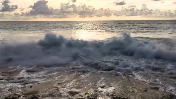 Altın saatinde tuzlu dalgaları kapatın. Deniz köpüğünün detayları, gün batımında okyanus suyu.. - Video, Çekim