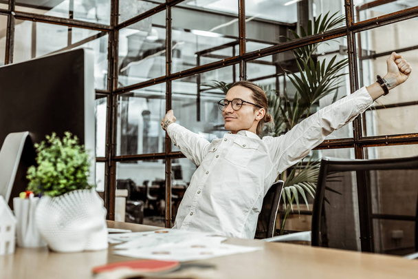 Красивый офисный работник, поднимающий обе руки
 - Фото, изображение