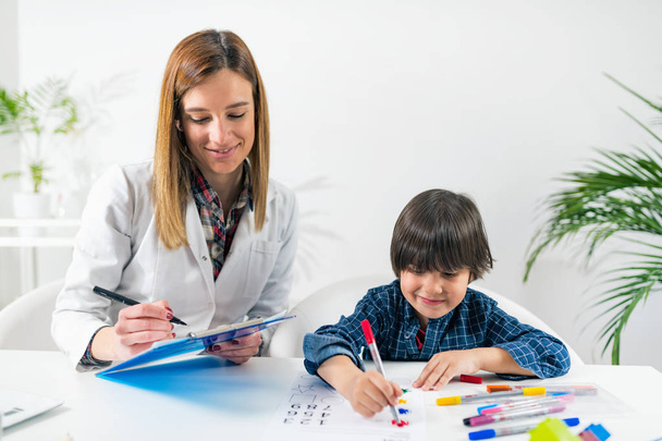 Psychology Test for Child. Toddler Coloring Shapes    - Foto, Bild