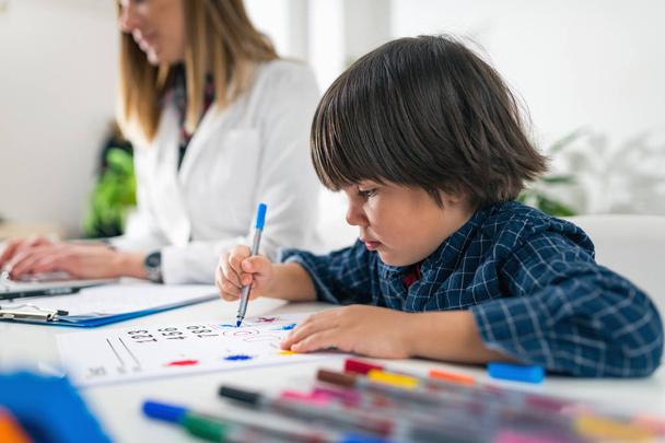 Examen de Psicología para Niño. Niños pequeños para colorear formas
    - Foto, Imagen