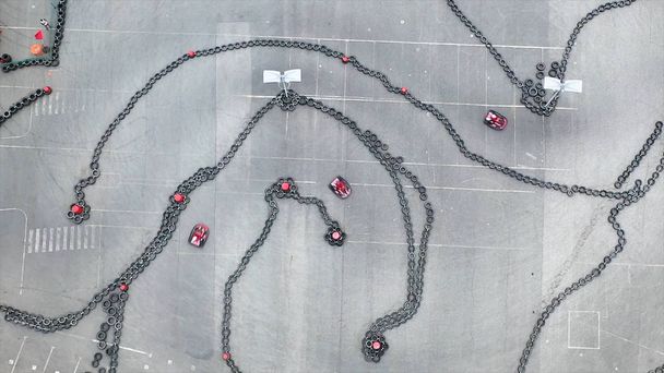 Vue aérienne de la piste de karting avec des petits karts rouges mobiles, concept de course et de sport automobile. Les médias. Vue de dessus des courbes sur piste de karting
. - Photo, image