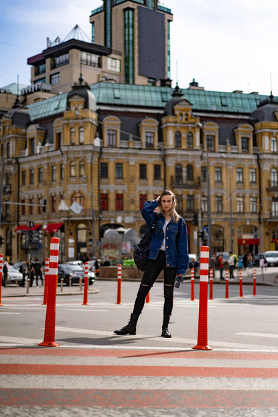 Jovem mulher bonita anda pela cidade na Europa, foto de rua, posando feminino no centro da cidade
 - Foto, Imagem