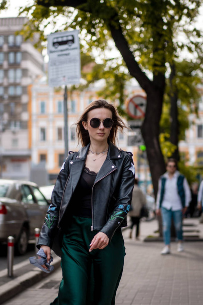 Młoda piękna kobieta spaceruje po mieście w Europie, zdjęcie ulicy, kobieta pozowanie w centrum miasta - Zdjęcie, obraz