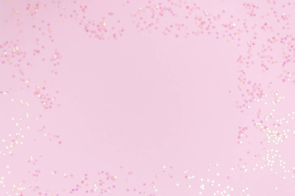 Glamour femelle rose confettis bordure cadre isolé sur rose avec espace de copie
 - Photo, image