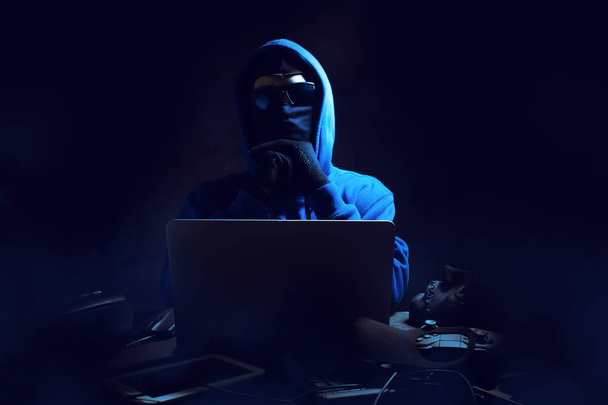 データインターネットセキュリティハッキングaIコンセプトでオンラインサーバーネットワークシステムへのウイルスコンピュータ攻撃を持つハッカーの男テロリスト - 写真・画像