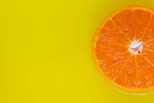 Naranja en fondo de papel de color amarillo
, - Foto, Imagen