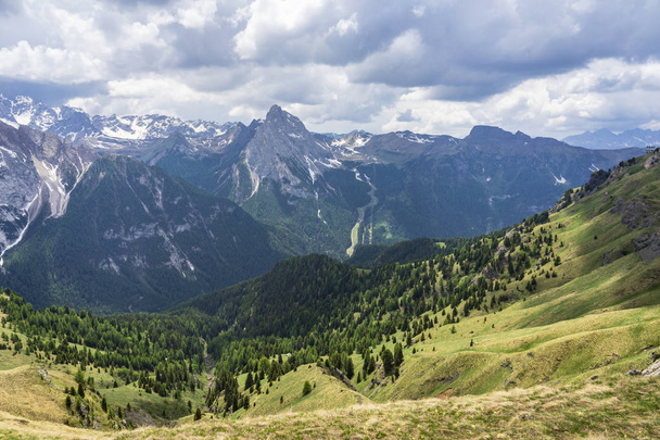 Bellissimo paesaggio montano delle Dolomiti a giugno
. - Foto, immagini