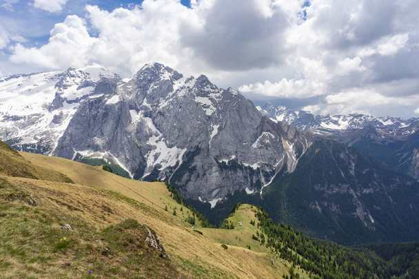 Bela vista do maciço de Marmolada nas Dolomitas. Itália
. - Foto, Imagem