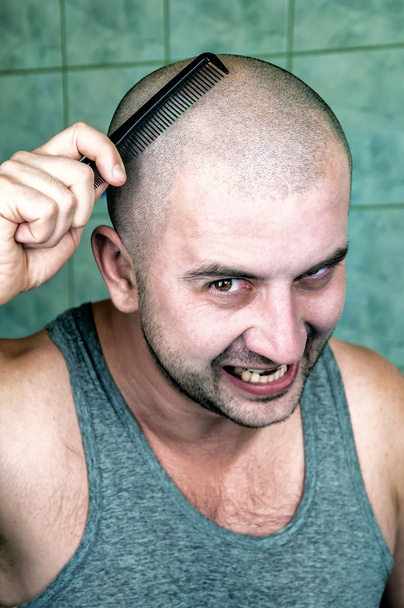 crazy bald man with black comb - Foto, Bild