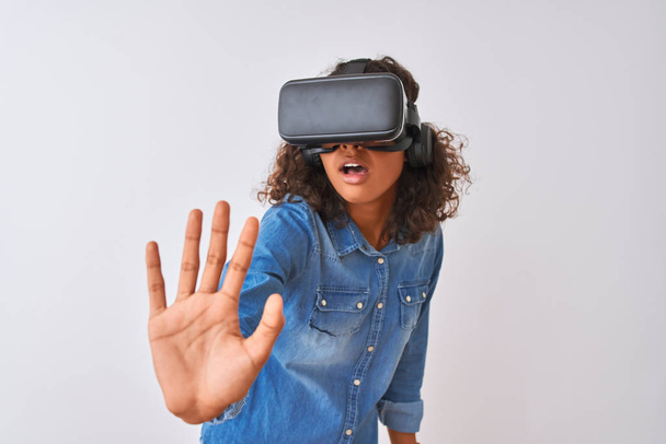 Young african american teenager girl playing virtual reality game using goggles - Foto, Imagen