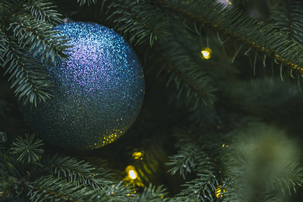 Blue Christmas Tree Toy Spruce naald takken winter vakantie decoratie seizoen concept Moody atmosferische foto   - Foto, afbeelding