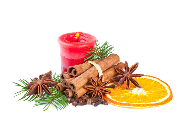 Decoración de Navidad con rama de abeto, vela, canela
 - Foto, imagen