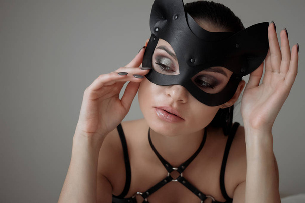 Menina morena em uma máscara de gato
 - Foto, Imagem