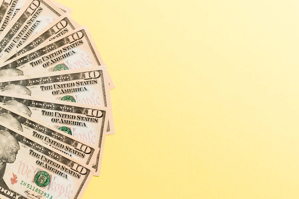 Вентилятор валюты 100 долларов крупным планом, Верхний вид бизнес-концепции на цветном фоне с копировальным пространством
 - Фото, изображение