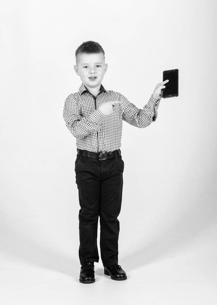 Malý obchodník. Výchova a rozvoj. Malý chlapec formální mobilní telefon. Roztomilej kluk. Mobilní technika. Stáhnout aplikaci. Mobilní komunikace. Moderní miniaplikace - Fotografie, Obrázek