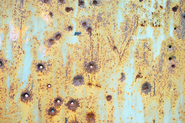 természetes rozsdás felület régi festékkel és erózióval időről időre - Fotó, kép