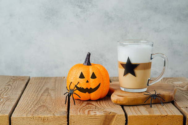 Halloween holiday concept with latte macchiato coffee cup and ja - 写真・画像