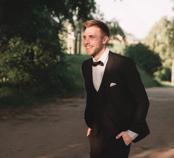 portrait of a happy groom on the background of nature - Foto, immagini