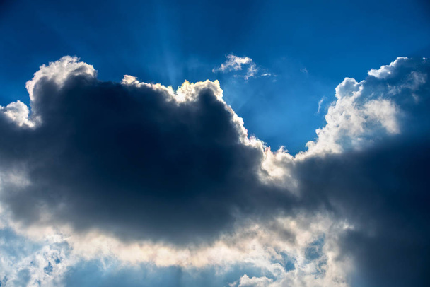 cielo azul con nubes de primer plano - Foto, Imagen