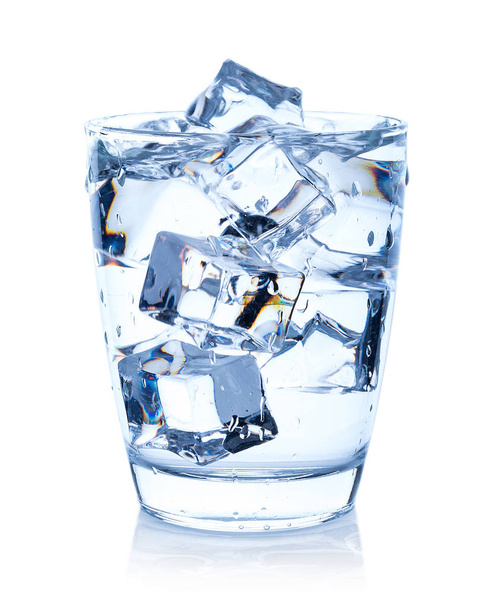 Glas Wasser mit Eiswürfeln isoliert auf weißem Hintergrund - Foto, Bild