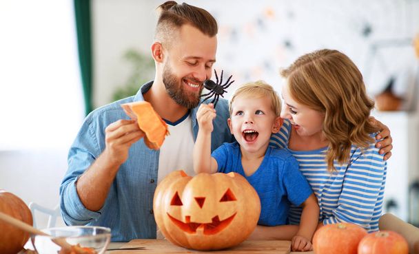 feliz familia madre padre e hijo hijo prepararse para Halloween
  - Foto, imagen