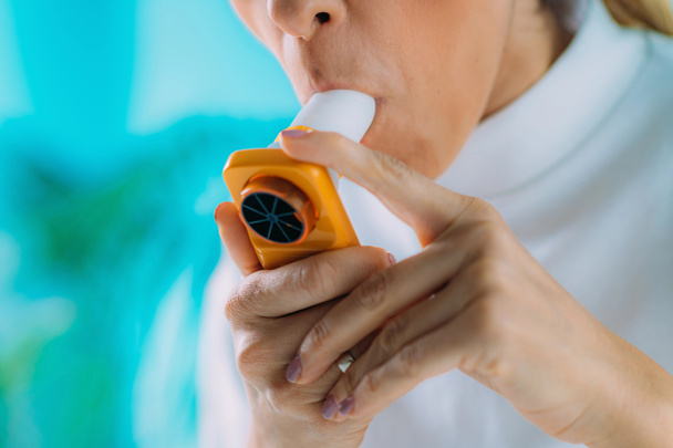 Donna che utilizza Spirometro, Misurazione della capacità polmonare e forza volume espiratorio
 - Foto, immagini