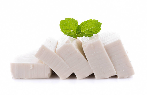 tofu geïsoleerd op witte achtergrond - Foto, afbeelding