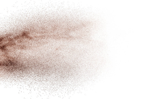 Бурый сухой речной песок взрыв изолирован на белом фоне. Абстрактное плескание песка. - Фото, изображение