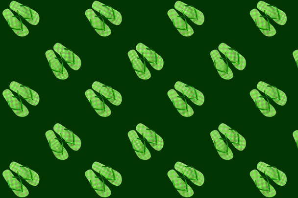 Naadloos patroon van groene flip flops op een donker groene achtergrond. - Foto, afbeelding