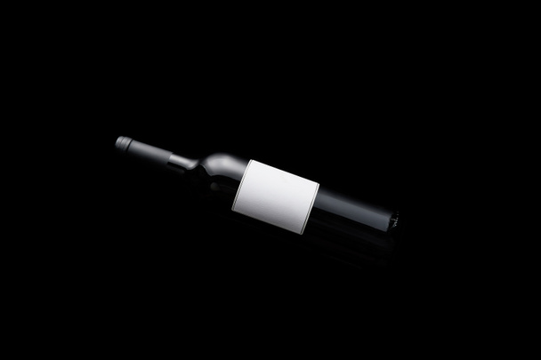 vue du dessus de la bouteille avec vin et étiquette blanche vierge isolé sur noir
 - Photo, image