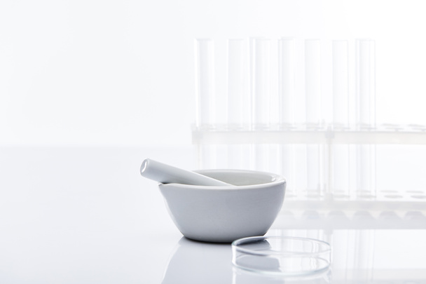 άδειοι γυάλινοι δοκιμαστικοί σωλήνες και κονίαμα με γουδοχέρι μονωμένο σε λευκό - Φωτογραφία, εικόνα