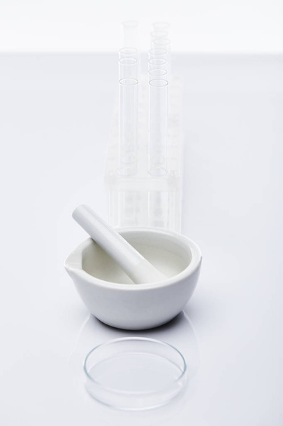 üres üveg kémcsövek és habarcs mozsártörővel elszigetelt fehér - Fotó, kép