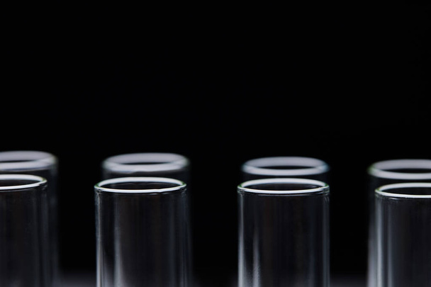 vista de cerca de los tubos de ensayo de vidrio aislados en negro
 - Foto, imagen