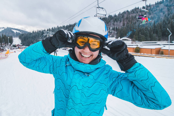 portret młodej uśmiechniętej kobiety w sprzęcie narciarskim. sporty zimowe - Zdjęcie, obraz