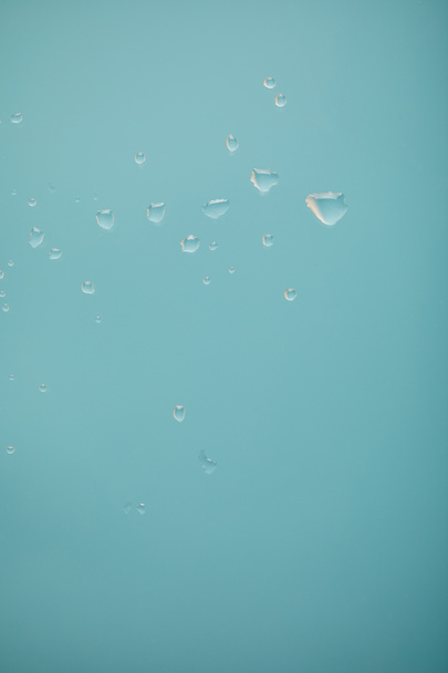 gotas de agua clara sobre fondo azul - Foto, Imagen