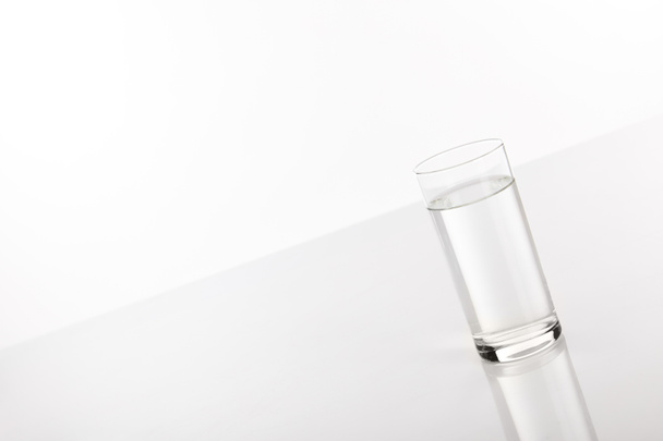 agua dulce transparente en vidrio aislado en blanco
 - Foto, imagen