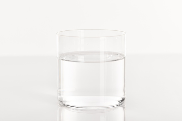 agua dulce transparente en vidrio transparente aislado en blanco
 - Foto, Imagen