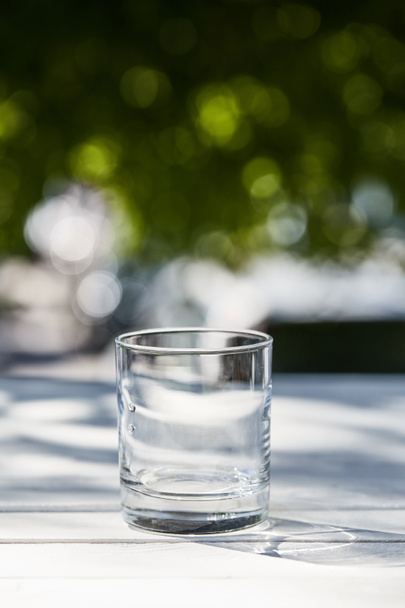 agua limpia fresca en vidrio transparente en el día soleado al aire libre
 - Foto, imagen