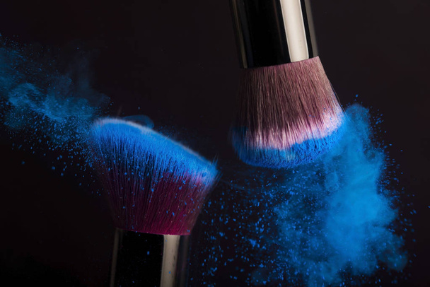 Escova de cosméticos e pó de maquiagem colorida - Foto, Imagem