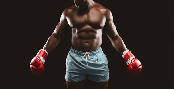 Furioso boxeador espalhando seus braços com luvas de boxe amplamente
 - Foto, Imagem