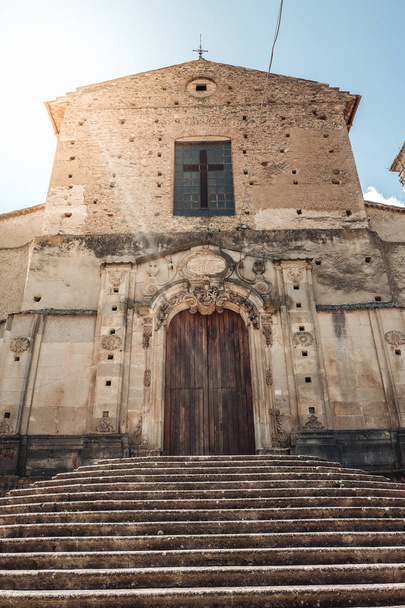 SAN FILI / ITALIA - AGOSTO 2019: La meravigliosa vecchia cattedrale
 - Foto, immagini