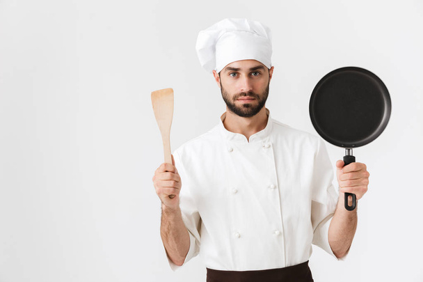Obraz przystojny szef mężczyzna w kucharz mundur gospodarstwa drewniane kitch - Zdjęcie, obraz