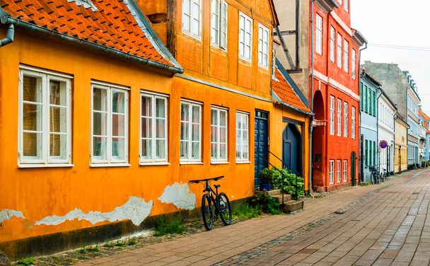 デンマークのHelsingorにあるカラフルな建物の街の景色 - 写真・画像