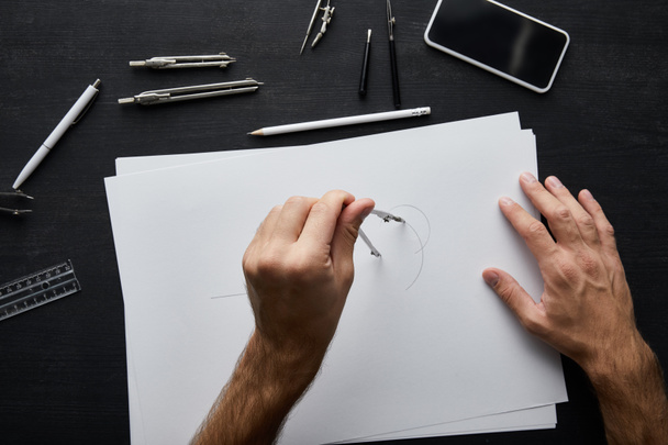 περικοπή άποψη του ανθρώπου ζωγραφίζοντας κύκλο σε χαρτί με πυξίδα - Φωτογραφία, εικόνα