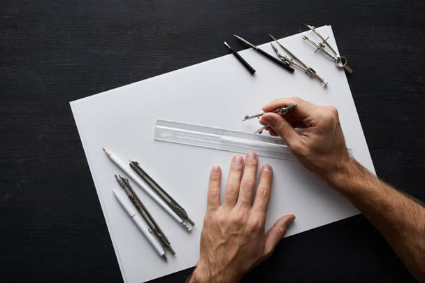 przycięty widok architekta rysunek ołówkiem i linijką  - Zdjęcie, obraz