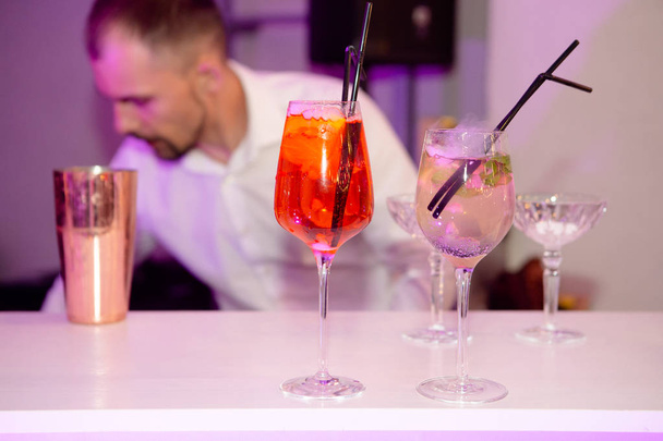 Работа бармена в баре с эффектом цветного коктейля
 - Фото, изображение