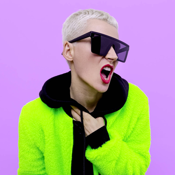 Stylish blonde Girl with short hair and trendy sunglasses - Foto, afbeelding