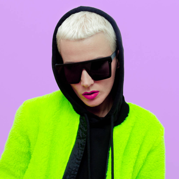 Stylish blonde with short hair and trendy sunglasses. Fashion ur - Foto, immagini