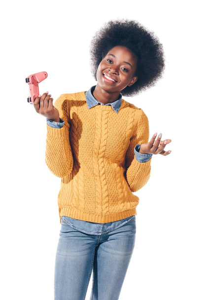 glücklich afrikanisch-amerikanische Mädchen mit Joystick, isoliert auf weiß - Foto, Bild